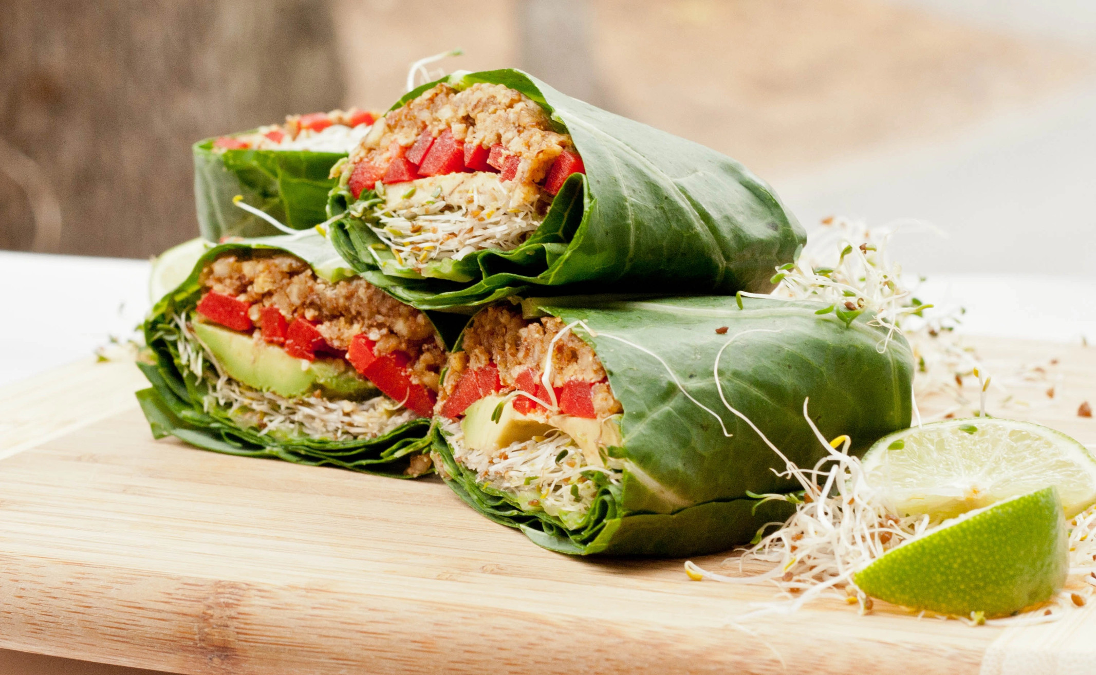 Wraps de feuilles de chou frisé crus et végétaliens
